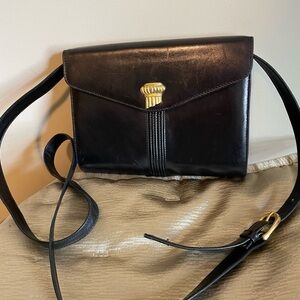 Elegant Black Leather Shoulder Bag
Vintage Oscar de la Renta